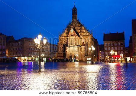 Frauenkirche view at night on Hauptmarkt