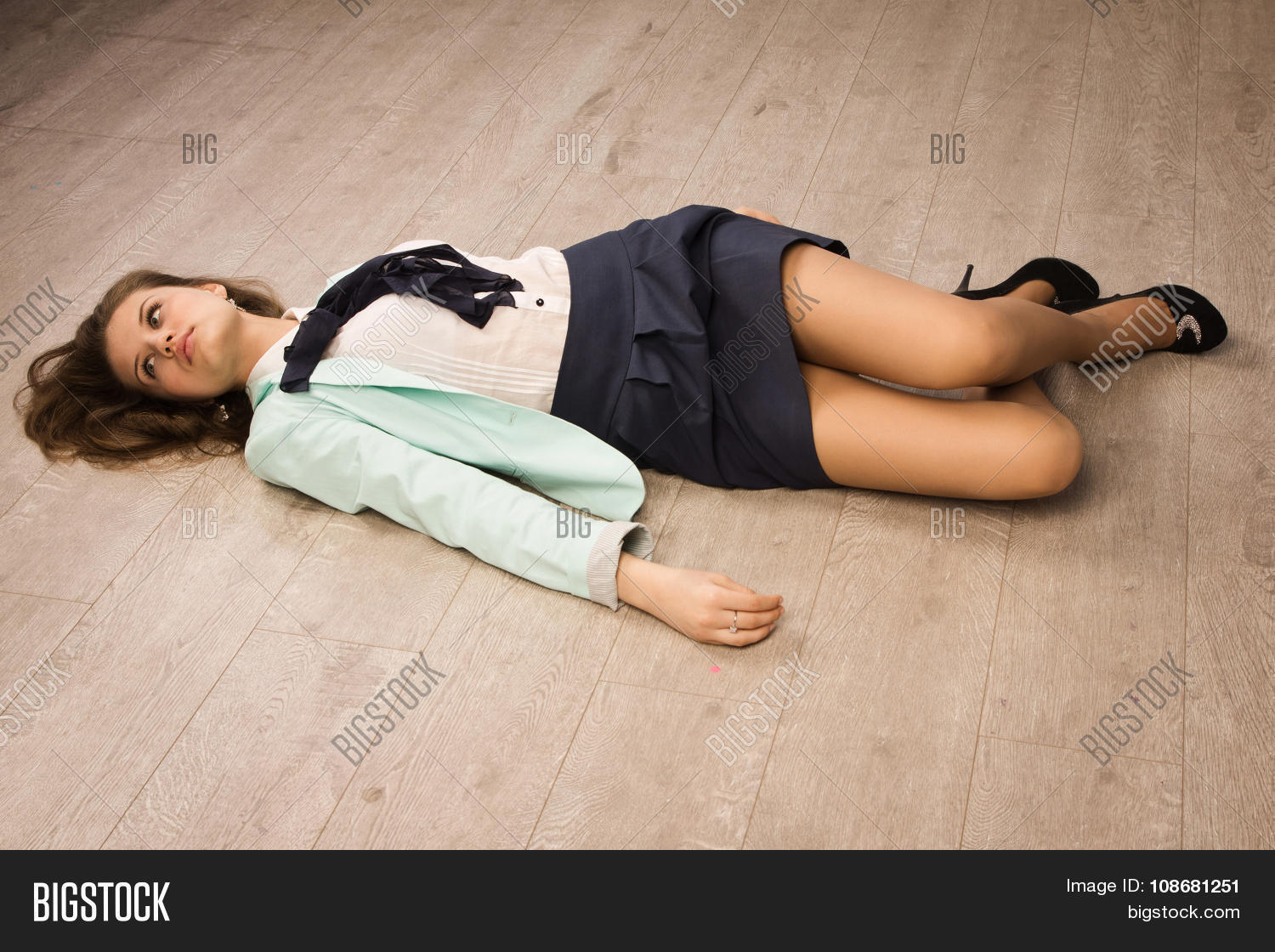Фото женщины лежащая на полу - moyanahodka.ru