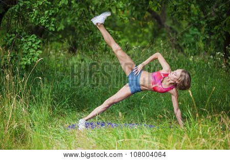 Young woman working out outdoors.