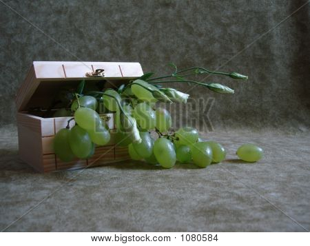 Uva In cofanetto di legno su sfondo grigio
