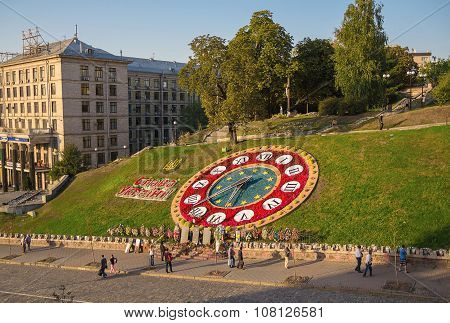 Ukraine, Kiev - September 25, 2015: Institutskaya Street, Flower Clock, Gallery Of Nebesna Sotnia -