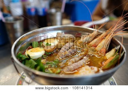 Tom yum goong (seafood hot pot)