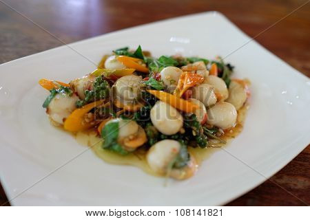 Hot and spicy stir-fried scallop with chilli and pepper