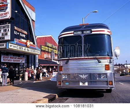 Tour bus along Music Row, Nashville.