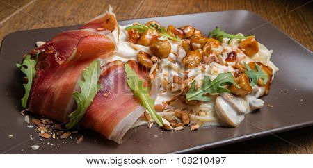Decorated tagliatelle with cheese sauce, mushrooms and chicken