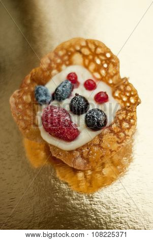 Caramel tartlet with fresh berries and cream
