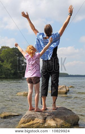 Klippestrand med to piger