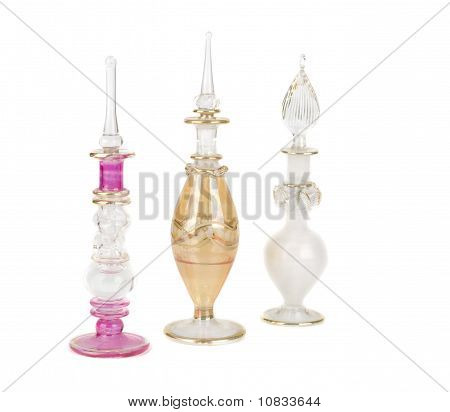 Trzy perfum butelek, na białym tle.
