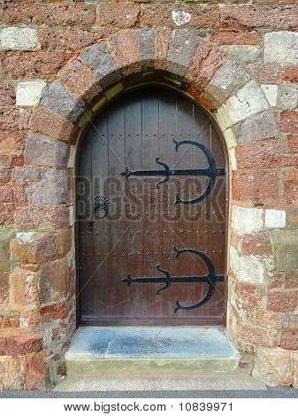 Antik kilise kapısında