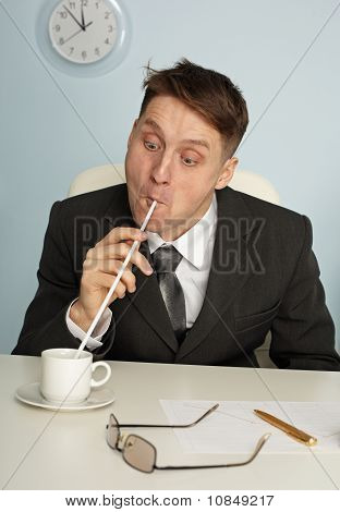 การ์ตูนคนดื่มกาแฟพร้อมหลอดดูดยาว