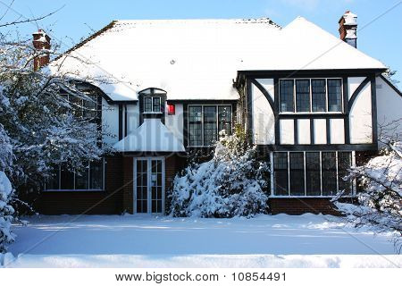 Casa coperta di neve