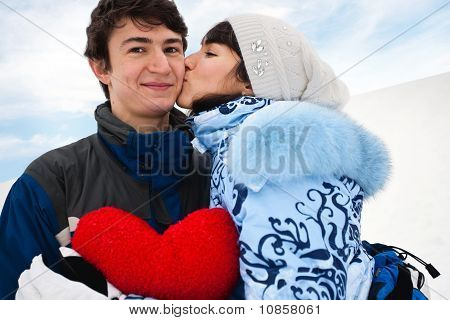 Sorridente ragazza In blu Embrase amica
