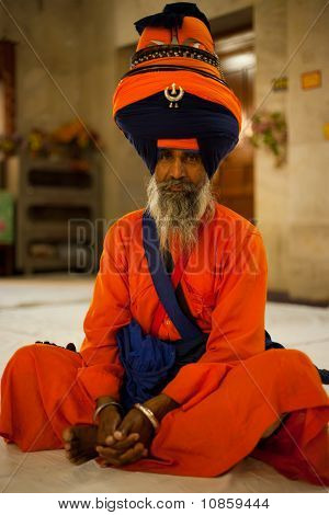 Paonta Sahib líder senta açafrão