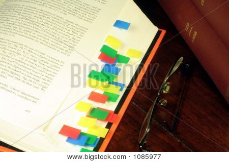 Livre ouvert avec les marqueurs de référence & lunettes