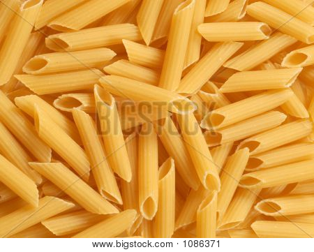 Um fundo de macarrão Penne cru fresco