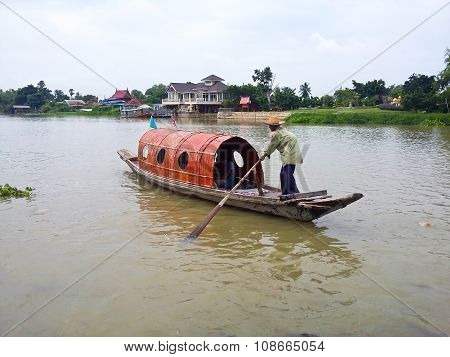 Nakhonpathom ,thailand-july 31,2015: People Is Rowing Boat In Tha Chin River At Nakhonpathom