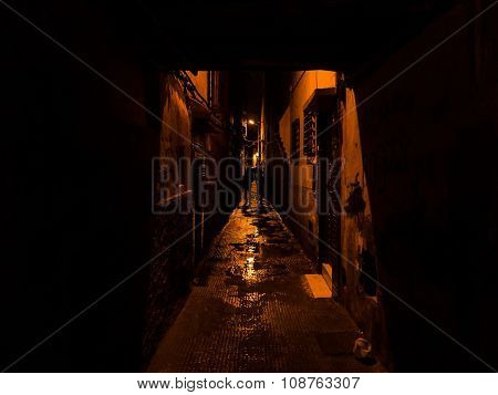 Two Silhouettes Walking In A Narrow Street In Marrakesh - Suspen