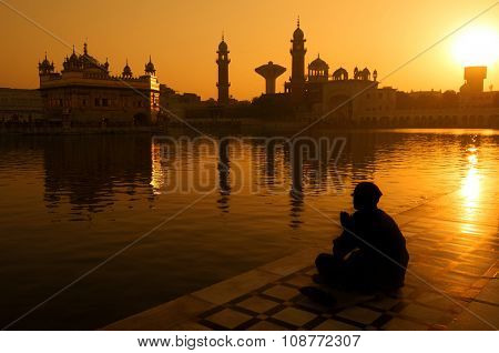Sikh pilgrims sitting beside the holy pool,Golden Temple,Amritsar,Punjab state,India,Asia