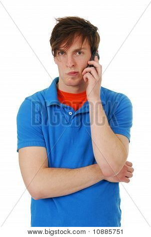 Uomo indeciso sul suo cellulare