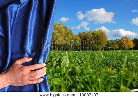 Paysage derrière le rideau bleu