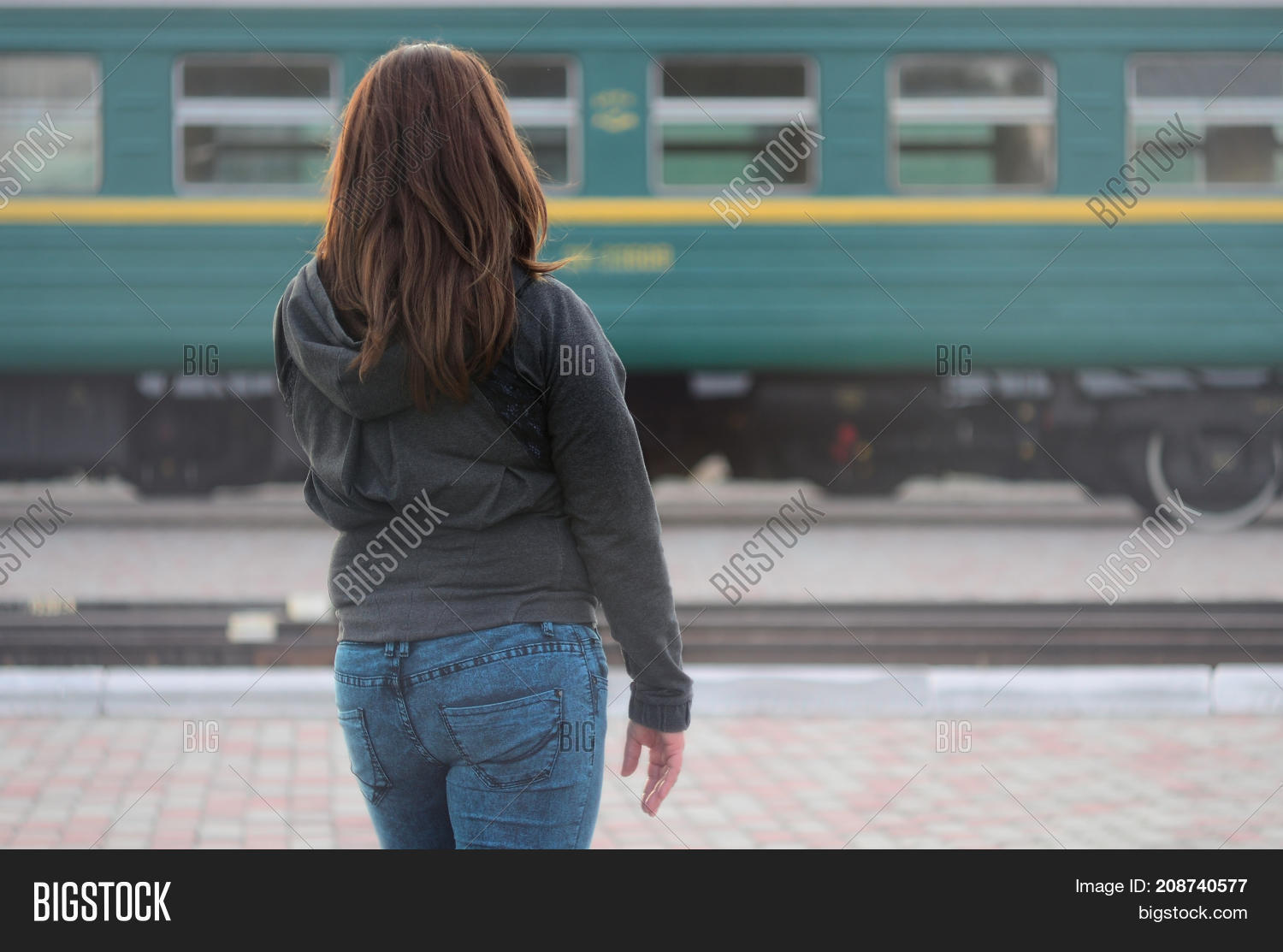 гулистон темир йул вокзали. Train station. картинка влюбленная пара. девушка опоздала на поезд. парень на вокзале.
