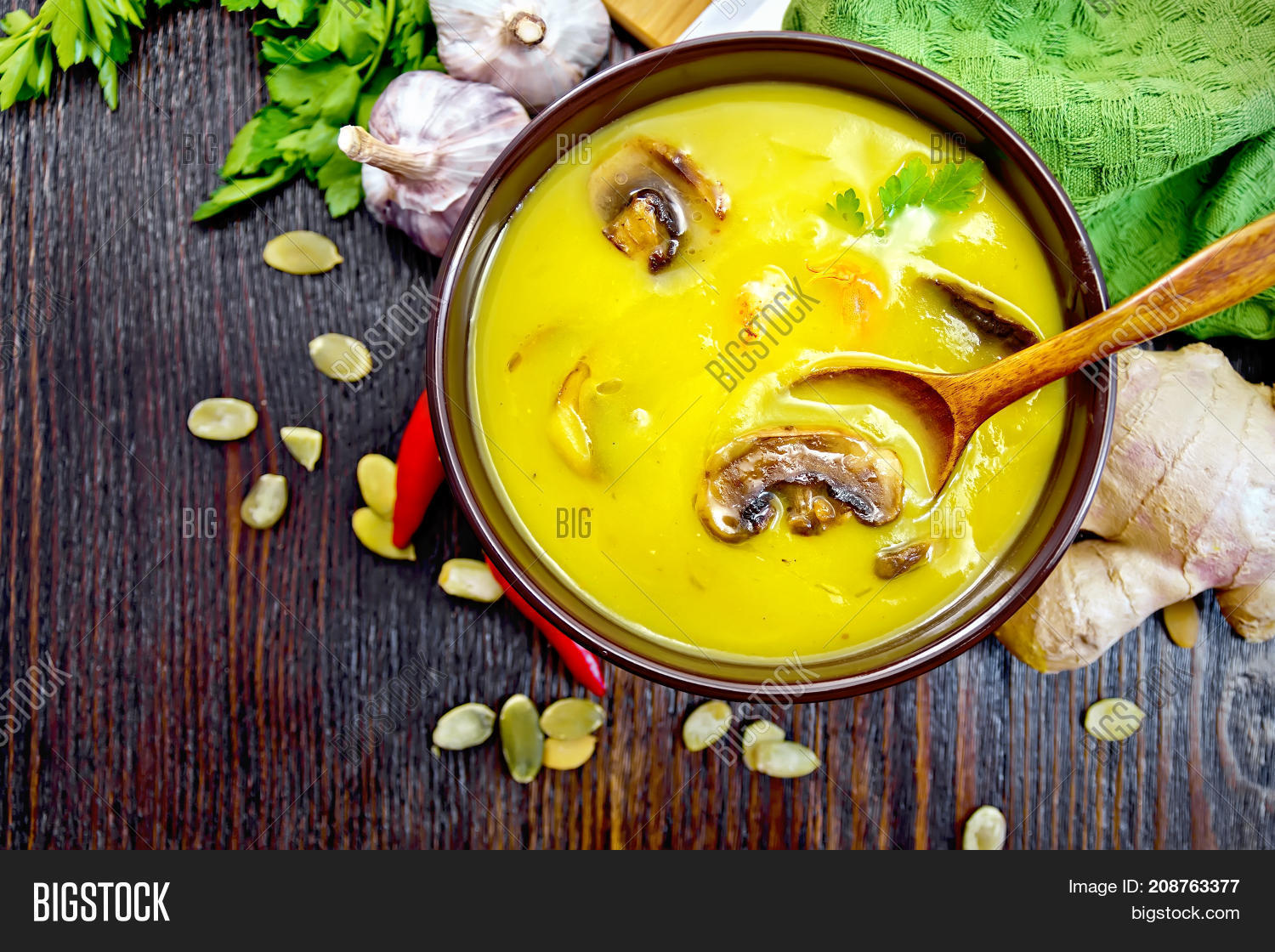 Тыквенное пюре с грибами. Тыквенный суп-пюре с сухариками. Тыквенный суп с грибами. Суп пюре грибной и тыквенный. Суп грибной с тыквой пюре.