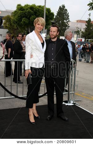 LOS ANGELES - 8 JUN: Jenna Elfman, Bhodi Elfman aankomen op de 