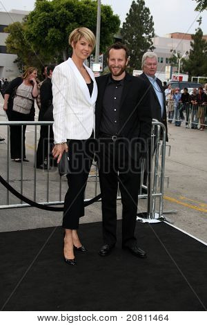 LOS ANGELES - 8 JUN: Jenna Elfman, Bhodi Elfman aankomen op de 