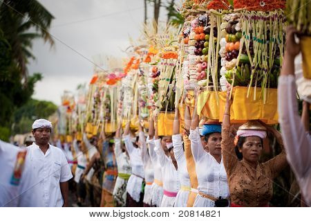 GIANYAR, BALI, INDONESIA - 21 maggio: Paesani non identificati portano doni agli dèi presso il Te Balinese