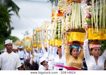 GIANYAR, BALI, INDONESIA - 21 maggio: Paesani non identificati portano doni agli dèi presso il Te Balinese