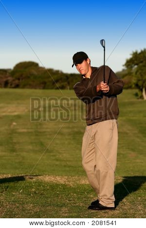 Golfista oglądać piłkę