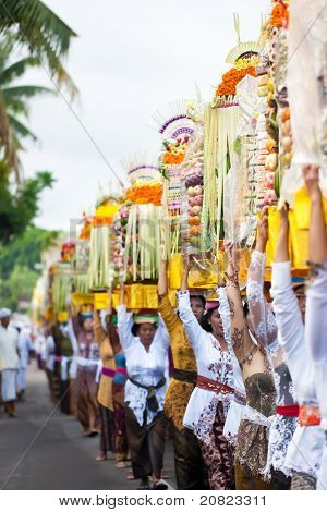 GIANYAR, BALI, INDONESIA - 21 maggio: Paesani non identificati portano doni agli dèi presso il Tem Balinese