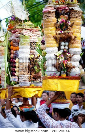 GIANYAR, BALI, INDONESIA - 21 maggio: Paesani non identificati portano doni agli dèi presso il Tem Balinese