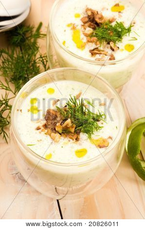 Tarator - soupe froide bulgare traditionnelle de Summer
