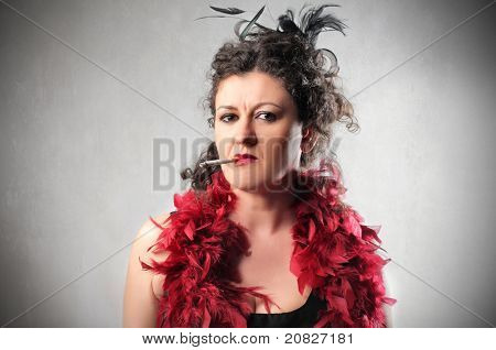 Elegante mujer snob, fumando un cigarrillo