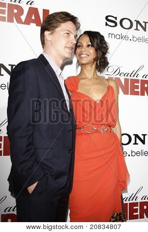LOS ANGELES - kwi 12: Zoe Saldana i Keith Britton w World Premiere 'Śmierci na pogrzeb A' on