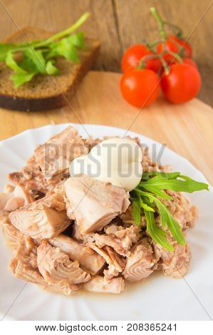 Tuna With Argula And Mayo