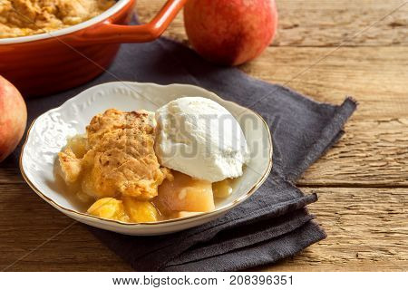Peach Cobbler With Ice Cream