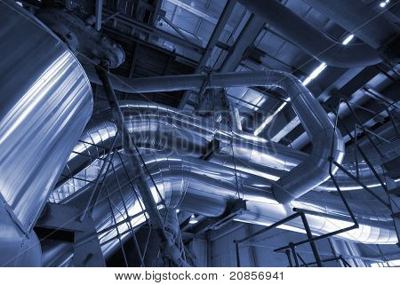 Industriezone, Stahl-Rohrleitungen in Blautönen