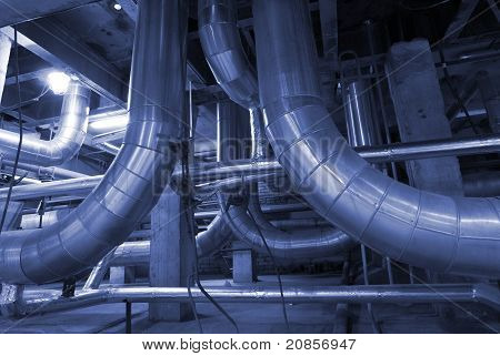 Industriezone, Stahl-Rohrleitungen in Blautönen