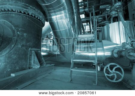 Industriezone, Stahl-Rohrleitungen in Blautönen