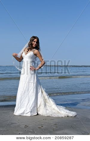 Belle jeune mariée se dresse sur la plage