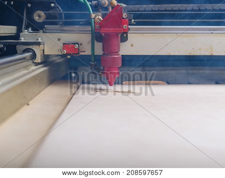 Automated machine for burning out patterns on a tree cut a leaf of a tree