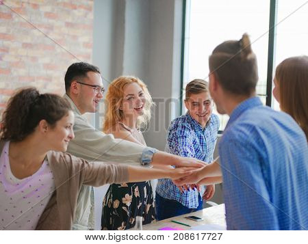 Office workers join hands to raise the spirit of work, so that the work goes well