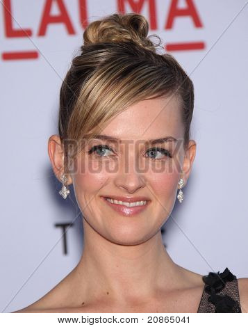 LOS ANGELES - 24 květen: Jess Weixler dorazí na 