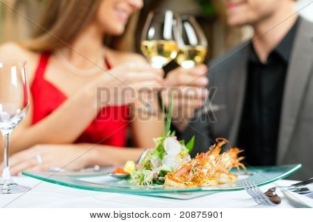 Par for romantisk middag eller frokost i en gourmetrestaurant