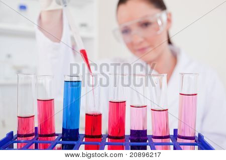 Atraktivní zrzavý vědec zaplňují zkumavky