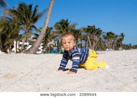 Boy am Strand