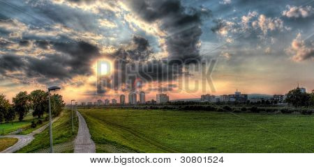 Sava-Ufer unter dramatischen Himmel