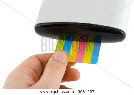 Inserción de la tarjeta al lector de la mano